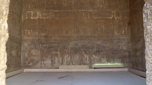 Interior del templo de Dendera o Templo de Hathor. Egipto. Dendera, Denderah, es una pequeña ciudad en Egipto. Complejo del Templo Dendera, uno de los templos mejor conservados del antiguo Alto Egipto . — Vídeos de Stock