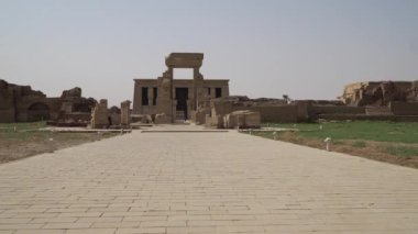 Dendera tapınağı ya da Hathor Tapınağı. Mısır. Dendera, Mısır 'da küçük bir kasabadır. Dendera Tapınağı kompleksi. Eski Mısır 'ın en iyi korunmuş tapınak alanlarından biri..