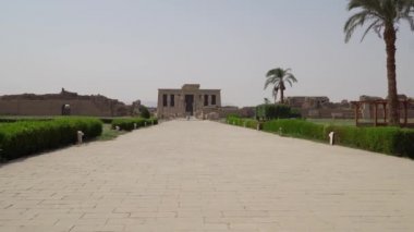 Dendera tapınağı ya da Hathor Tapınağı. Mısır. Dendera, Mısır 'da küçük bir kasabadır. Dendera Tapınağı kompleksi. Eski Mısır 'ın en iyi korunmuş tapınak alanlarından biri..