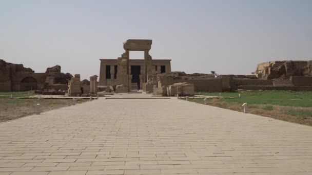 デンデラ寺院またはハトホル神殿。エジプトだ。デンデラ(Denderah)は、エジプトの小さな町。古代エジプトの最も保存状態の良い寺院遺跡の一つであるデンデラ寺院複合体. — ストック動画