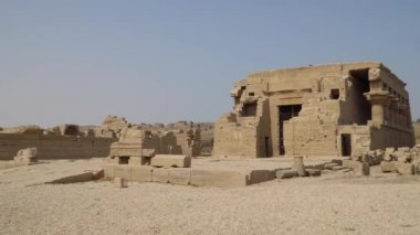 Dendera tapınağı ya da Hathor Tapınağı. Mısır. Dendera, Mısır 'da küçük bir kasabadır. Dendera Tapınağı kompleksi. Eski Mısır 'ın en iyi korunmuş tapınak alanlarından biri..