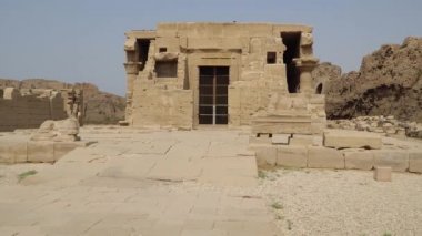 Dendera tapınağı ya da Hathor Tapınağı. Mısır. Dendera, Mısır 'da küçük bir kasabadır. Dendera Tapınağı kompleksi. Eski Mısır 'ın en iyi korunmuş tapınak alanlarından biri..