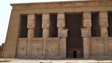 Dendera tapınağı ya da Hathor Tapınağı. Mısır. Dendera, Mısır 'da küçük bir kasabadır. Dendera Tapınağı kompleksi. Eski Mısır 'ın en iyi korunmuş tapınak alanlarından biri..