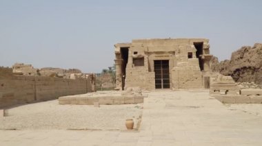 Dendera tapınağı ya da Hathor Tapınağı. Mısır. Dendera, Mısır 'da küçük bir kasabadır. Dendera Tapınağı kompleksi. Eski Mısır 'ın en iyi korunmuş tapınak alanlarından biri..