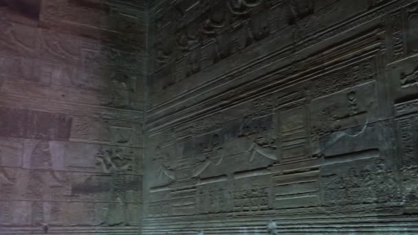 Interiér chrámu Dendera nebo chrám Hathor. Egypt. Dendera, Denderah, je malé město v Egyptě. Asuánská přehrada, jeden nejzachovalejší chrám míst od starověký horního Egypta. — Stock video