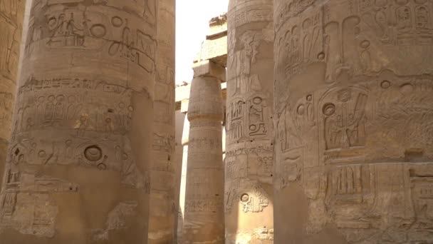 Templo Karnak en Luxor, Egipto. El complejo de templos de Karnak, comúnmente conocido como Karnak, comprende una vasta mezcla de templos, capillas, torres y otros edificios en Egipto. . — Vídeos de Stock