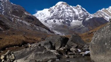 Himalaya dağ manzarası Annapurna bölgesinde. Annapurna tepe Himalaya aralığında, Nepal. Annapurna temel kamp trek.