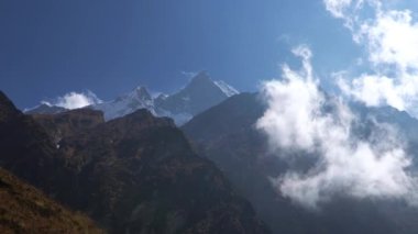 Annapurna bölgesi dağ timelapse. Bulutlar dağ çevresinde Timelapse. Nepal.