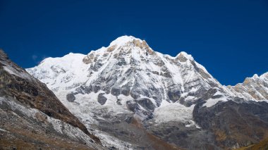 Himalaya dağ manzarası Annapurna bölgesinde. Annapurna tepe Himalaya aralığında, Nepal. Annapurna temel kamp trek. Karlı dağlar, Annapurna yüksek doruklarına.