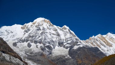 Himalaya dağ manzarası Annapurna bölgesinde. Annapurna tepe Himalaya aralığında, Nepal. Annapurna temel kamp trek. Karlı dağlar, Annapurna yüksek doruklarına.