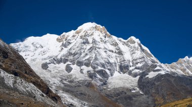 Himalaya dağ manzarası Annapurna bölgesinde. Annapurna tepe Himalaya aralığında, Nepal. Annapurna temel kamp trek. Karlı dağlar, Annapurna yüksek doruklarına.