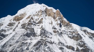 Himalaya dağ manzarası Annapurna bölgesinde. Annapurna tepe Himalaya aralığında, Nepal. Annapurna temel kamp trek. Karlı dağlar, Annapurna yüksek doruklarına.