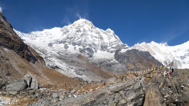 Himalaya dağ manzarası Annapurna bölgesinde. Annapurna tepe Himalaya aralığında, Nepal. Annapurna temel kamp trek. Karlı dağlar, Annapurna yüksek doruklarına.