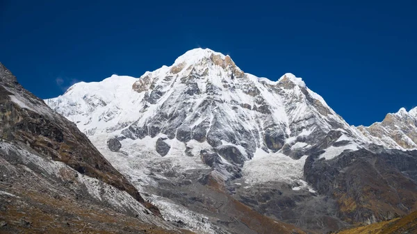 Himalaya dağ manzarası Annapurna bölgesinde. Annapurna tepe Himalaya aralığında, Nepal. Annapurna temel kamp trek. Karlı dağlar, Annapurna yüksek doruklarına.