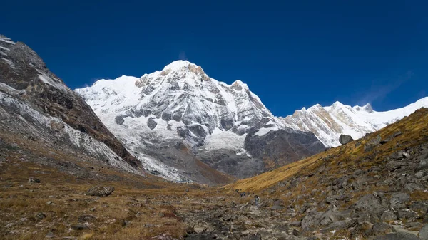 Himalaya dağ manzarası Annapurna bölgesinde. Annapurna tepe Himalaya aralığında, Nepal. Annapurna temel kamp trek. Karlı dağlar, Annapurna yüksek doruklarına.