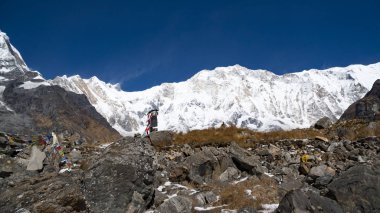 Himalaya dağ manzarası Annapurna bölgesinde. Annapurna tepe Himalaya aralığında, Nepal. Annapurna temel kamp trek. Karlı dağlar, Annapurna yüksek doruklarına.