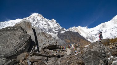 Himalaya dağ manzarası Annapurna bölgesinde. Annapurna tepe Himalaya aralığında, Nepal. Annapurna temel kamp trek. Karlı dağlar, Annapurna yüksek doruklarına.