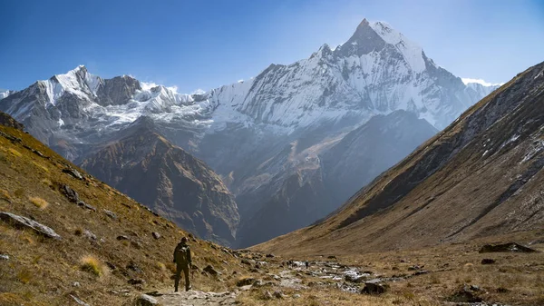 Горный ландшафт Гималаев в регионе Аннапурна. Пик Аннапурны в Гималаях, Непал. Лагерь Аннапурны. Снежные горы, высокие вершины Аннапурны — стоковое фото