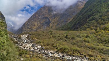 Doğa güzel manzarasına Annapurna Merkez kampına, Himalayalar, Nepal trekking bir iz üzerinde. Himalaya dağ manzarası Annapurna bölgesinde. Annapurna temel kamp trek