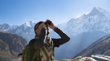 Annapurna Merkez kampına, Himalayalar, Nepal trekking bir iz üzerinde dürbün bakarak uzun yürüyüşe çıkan kimse. Himalaya dağ manzarası Annapurna bölgesinde. Karlı dağlar, Annapurna yüksek doruklarına