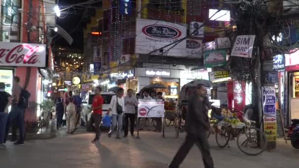 Kathmandu, Nepal - oktober 2018: Kvällen street av Thamel. Kathmandu, Nepal. Människor och trafik i Thamel district i Kathmandu, Nepal. — Stockvideo