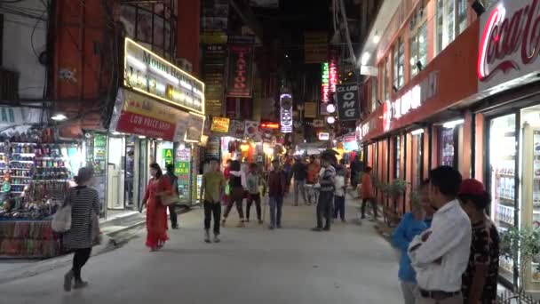 尼泊尔加德满都-2018年10月: 塔迈勒晚间街道。加德满都, 尼泊尔。尼泊尔加德满都 thamel 区的人口和交通. — 图库视频影像
