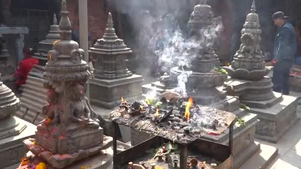 Kathmandu, Nepál - říjen 2018: Interiér Bijeshwori chrám v Káthmándú, Nepálu. — Stock video
