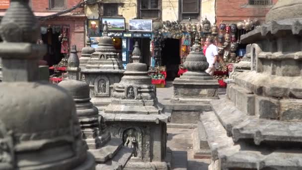 Katmandú, Nepal - octubre de 2018: Swayambhunath o temle mono. Katmandú, Nepal. Swayambhunath, o Swayambu o Swoyambhu, es una antigua arquitectura religiosa en lo alto de una colina en el valle de Katmandú. . — Vídeos de Stock