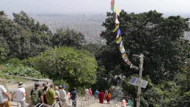 Катманду, Непал - 2018 жовтня: Swayambhunath або мавпи temle. Катманду, Непал. Swayambhunath, або Swayambu або Swoyambhu, це старовинні релігійних архітектури на вершині пагорба в долини Катманду. — стокове відео