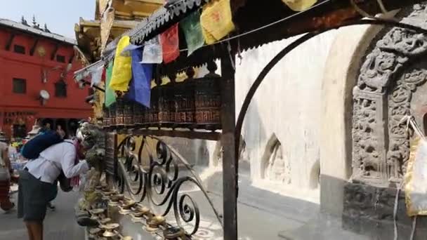 Katmandú, Nepal - octubre de 2018: Swayambhunath o temle mono. Katmandú, Nepal. Swayambhunath, o Swayambu o Swoyambhu, es una antigua arquitectura religiosa en lo alto de una colina en el valle de Katmandú. . — Vídeos de Stock