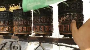 Dua davul Swayambhunath ya da maymun temle. Katmandu, Nepal. Swayambhunath, veya Swayambu veya Swoyambhu, bir antik dini Katmandu Vadisi'nde bir tepenin üstüne mimaridir.