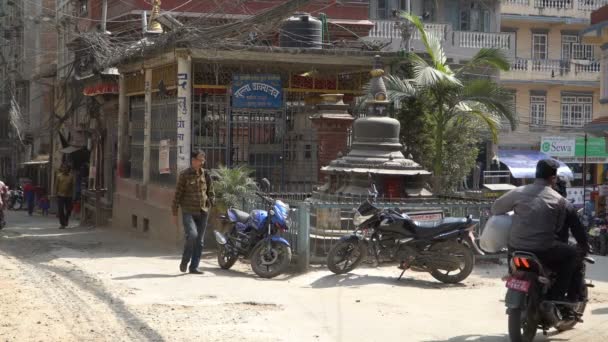 タメルのカトマンズ、ネパール - 2018年 10 月: 通り。カトマンズ、ネパール。地区カトマンズ、ネパールの人々 とタメルのトラフィック. — ストック動画