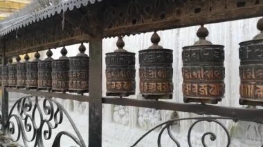 Dua davul Swayambhunath ya da maymun temle. Katmandu, Nepal. Swayambhunath, veya Swayambu veya Swoyambhu, bir antik dini Katmandu Vadisi'nde bir tepenin üstüne mimaridir.