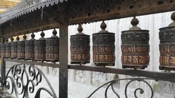 Bön trummor i Swayambhunath eller monkey temle. Kathmandu, Nepal. Swayambhunath, eller Swayambu eller Swoyambhu, är en gammal religiös arkitektur på toppen av en kulle i Kathmandu dalen. — Stockvideo