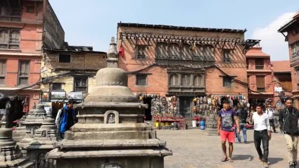 Kathmandu, Nepal - października 2018: Swayambhunath lub monkey temle. Kathmandu, Nepal. Swayambhunath, lub Swayambu lub Swoyambhu, jest starożytnej architektury sakralnej na szczycie wzgórza w Dolinie Katmandu. — Wideo stockowe
