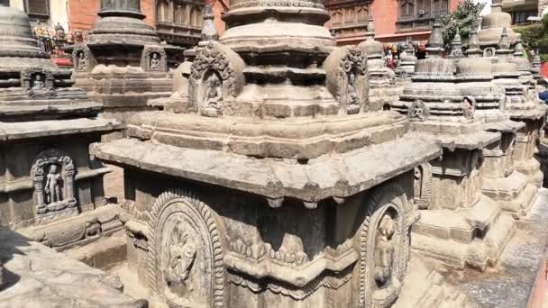 Katmandú, Nepal - octubre de 2018: Swayambhunath o temle mono. Katmandú, Nepal. Swayambhunath, o Swayambu o Swoyambhu, es una antigua arquitectura religiosa en lo alto de una colina en el valle de Katmandú. . — Vídeos de Stock