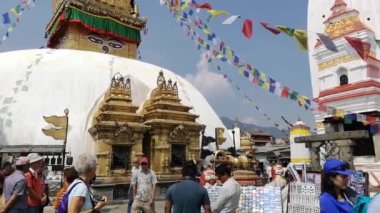Katmandu, Nepal - Ekim 2018: Swayambhunath ya da maymun temle. Katmandu, Nepal. Swayambhunath, veya Swayambu veya Swoyambhu, bir antik dini Katmandu Vadisi'nde bir tepenin üstüne mimaridir.