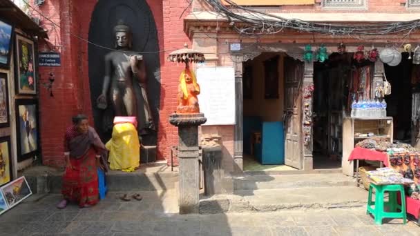 Kathmandu, Nepal - Oktober 2018: Suhu Swayambhunath atau monyet. Kathmandu, Nepal. Swayambhunath, atau Swayambu atau Swoyambhu, adalah sebuah arsitektur keagamaan kuno di atas sebuah bukit di Lembah Kathmandu . — Stok Video