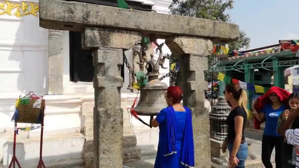 Kathmandu, Nepal - oktober 2018: Swayambhunath eller monkey temle. Kathmandu, Nepal. Swayambhunath, eller Swayambu eller Swoyambhu, är en gammal religiös arkitektur på toppen av en kulle i Kathmandu dalen. — Stockvideo