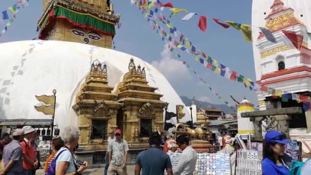 Kathmandu, Nepal - oktober 2018: Swayambhunath of aap temle. Kathmandu, Nepal. Swayambhunath, of Swayambu of Swoyambhu, is een oude religieuze architectuur bovenop een heuvel in de Kathmandu-vallei. — Stockvideo