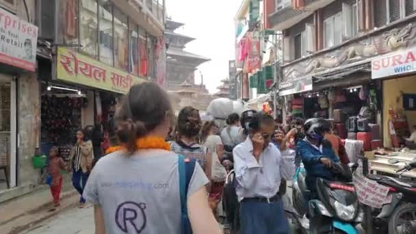 尼泊尔加德满都-2018年10月: 沿着尼泊尔加德满都的街道散步。加德满都的人口和交通, 尼泊尔. — 图库视频影像