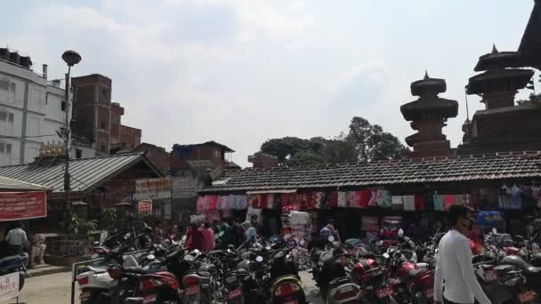 尼泊尔加德满都-2018年10月: 沿着尼泊尔加德满都的街道散步。加德满都的人口和交通, 尼泊尔. — 图库视频影像