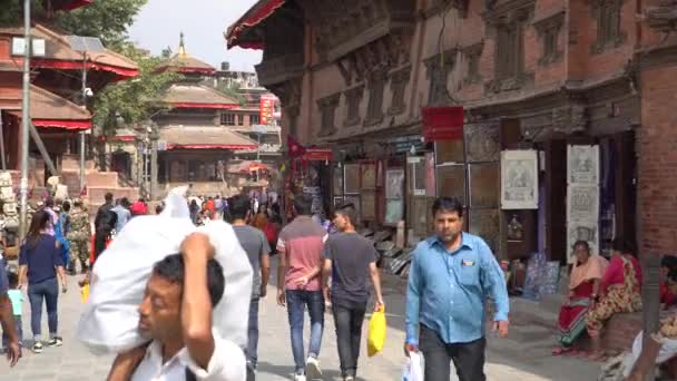 Kathmandu, nepal - Oktober 2018: durbar square in kathmandu, nepal. Der kathmandu durbar quadrat ist einer von drei durbar quadraten im kathmandu in nepal, die alle zum UNESCO-Weltkulturerbe gehören. — Stockvideo