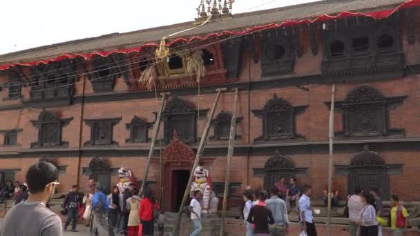Катманду, Непал - октябрь 2018 года: площадь Дурбар в Катманду, Непал. Площадь Дурбар Катманду является одной из трех площадей Дурбара в Катманду в Непале, все из которых являются объектами Всемирного наследия ЮНЕСКО . — стоковое видео