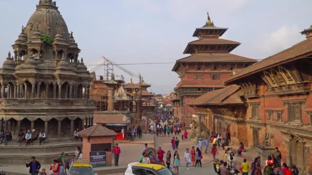 Kathmandu, Nepál - říjen 2018: Pátan Durbar náměstí v Káthmándú, Nepál. Pátan Kathmandu Durbar Square je jedním z Durbar náměstí v Káthmándú v Nepálu, z nichž všechny jsou světového dědictví UNESCO. — Stock video