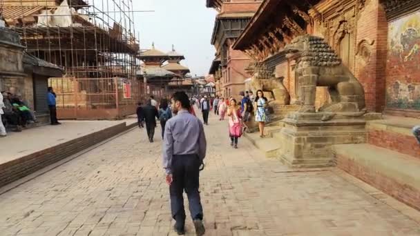 Kathmandu , Nepal - October 2018: Patan Durbar Square in Kathmandu, Nepal. Kathmandu Patan Durbar Square is one of Durbar Squares in Kathmandu in Nepal, all of which are UNESCO World Heritage Sites. — Stock Video