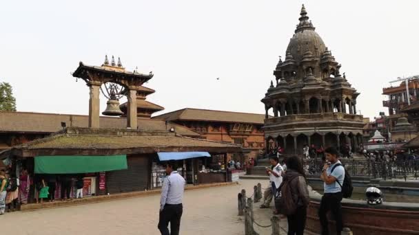 Kathmandu, Nepál - říjen 2018: Pátan Durbar náměstí v Káthmándú, Nepál. Pátan Kathmandu Durbar Square je jedním z Durbar náměstí v Káthmándú v Nepálu, z nichž všechny jsou světového dědictví UNESCO. — Stock video