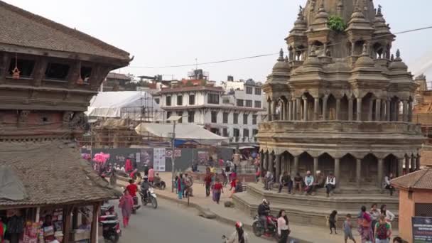 Kathmandu, Nepál - říjen 2018: Pátan Durbar náměstí v Káthmándú, Nepál. Pátan Kathmandu Durbar Square je jedním z Durbar náměstí v Káthmándú v Nepálu, z nichž všechny jsou světového dědictví UNESCO. — Stock video