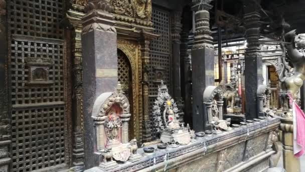 Kathmandu, Nepal - oktober 2018: Gouden tempel in Patan Durbar Square in Kathmandu, Nepal. Kathmandu Patan Durbar Square behoort tot de Unesco World Heritage Sites. — Stockvideo