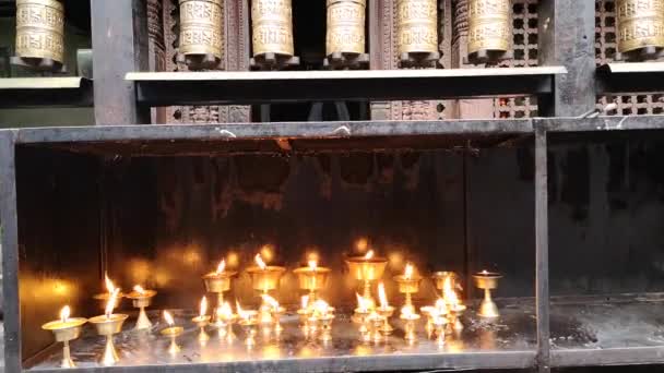 Kathmandu, Nepal - oktober 2018: Gyllene templet i Patan Durbar Square i Kathmandu, Nepal. Kathmandu Patan Durbar Square är ett av Unescos världsarv. — Stockvideo